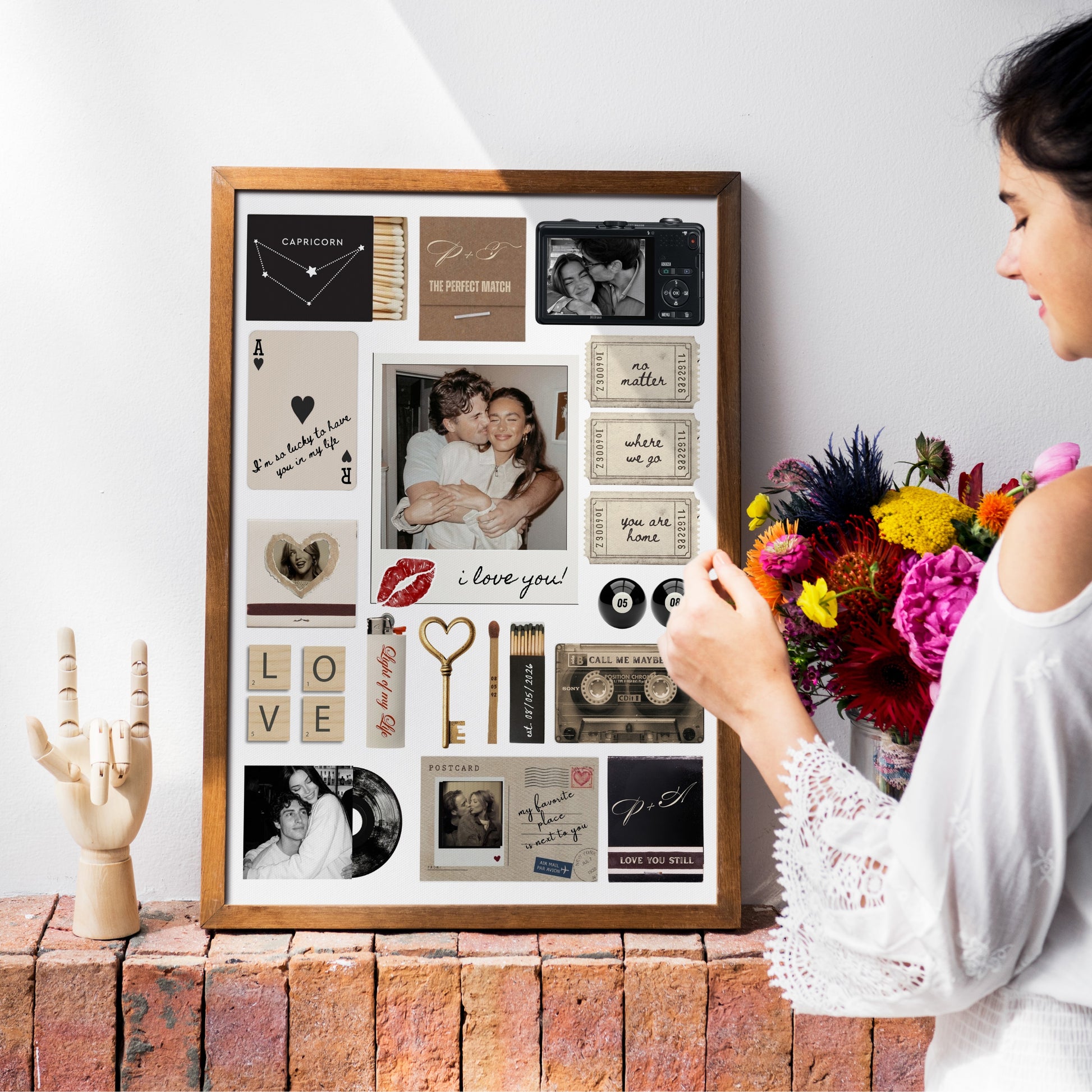 Eine Frau betrachtet ein gerahmtes, personalisiertes Matchbook-Poster mit Fotos als modernes Wandbild in ihrer Wohnung.