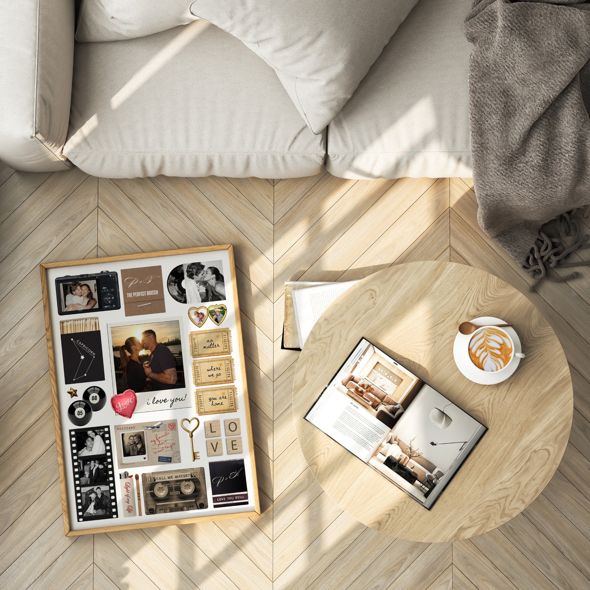 Personalisiertes Matchbook Poster im Holzrahmen auf Parkettboden neben Sofa, Couchtisch und einer Tasse Kaffee.