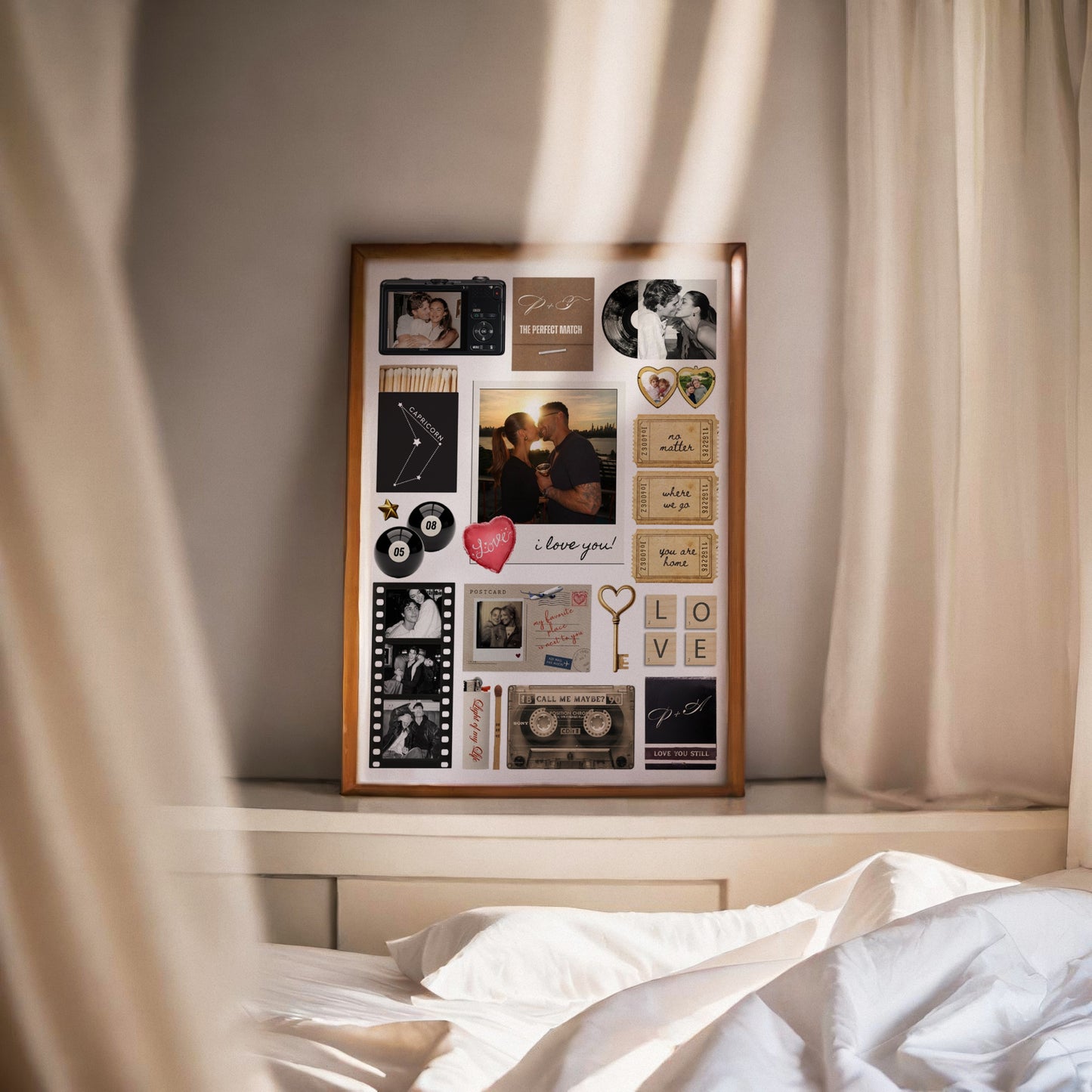 Personalisiertes Matchbook Poster im Holzrahmen als ästhetische Wanddeko im Schlafzimmer bei Sonnenlicht.