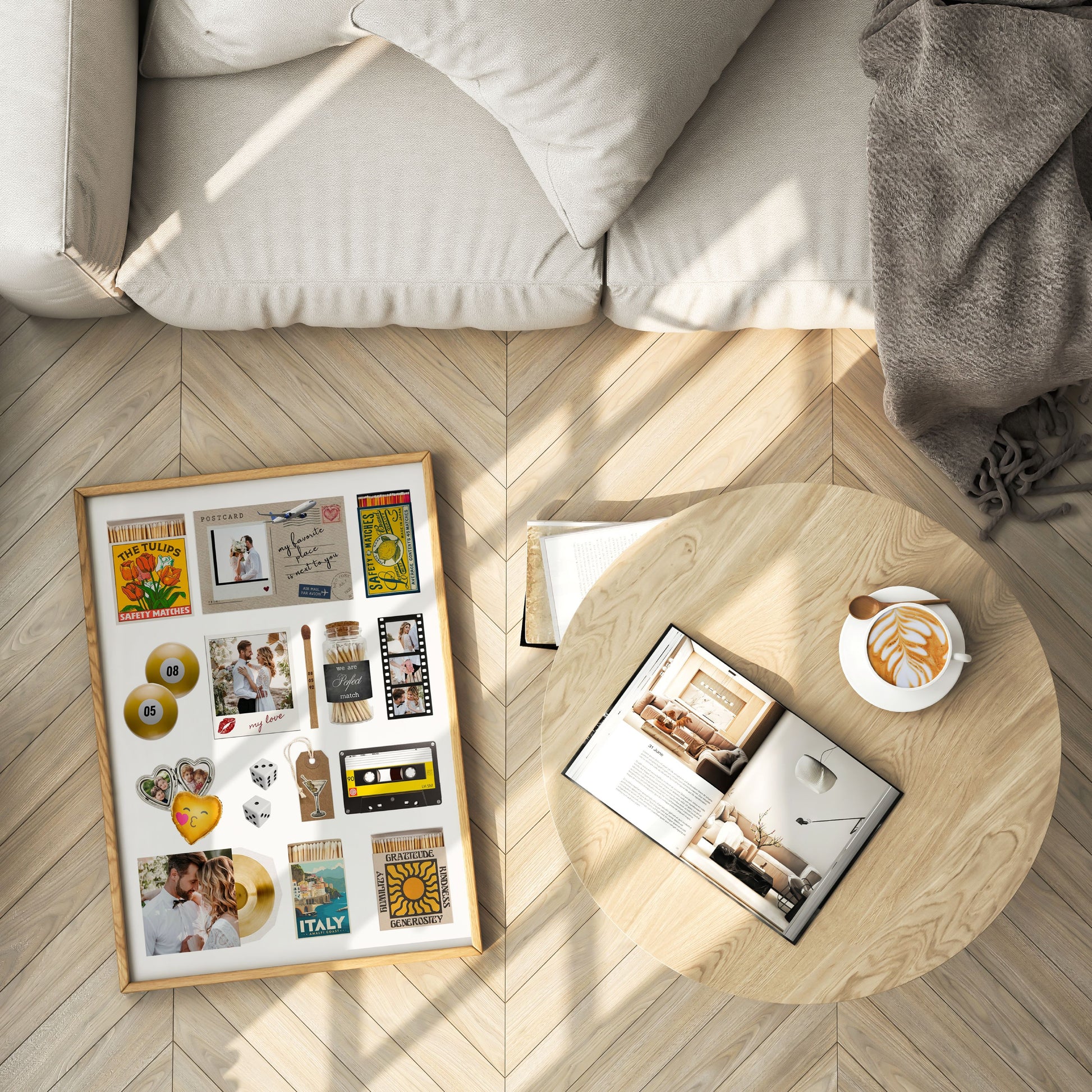 Personalisiertes Matchbook-Poster in einem Holzrahmen auf hellem Parkett neben einem Couchtisch mit Kaffee und Magazin.