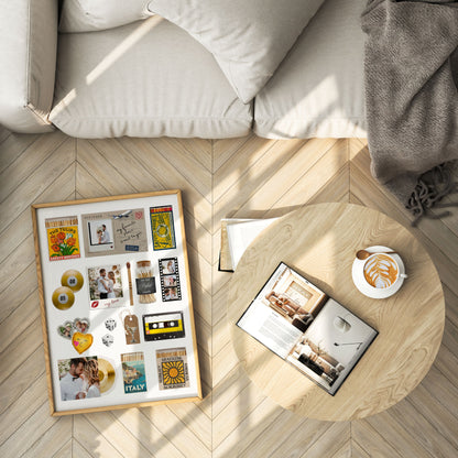 Personalisiertes Matchbook-Poster in einem Holzrahmen auf hellem Parkett neben einem Couchtisch mit Kaffee und Magazin.