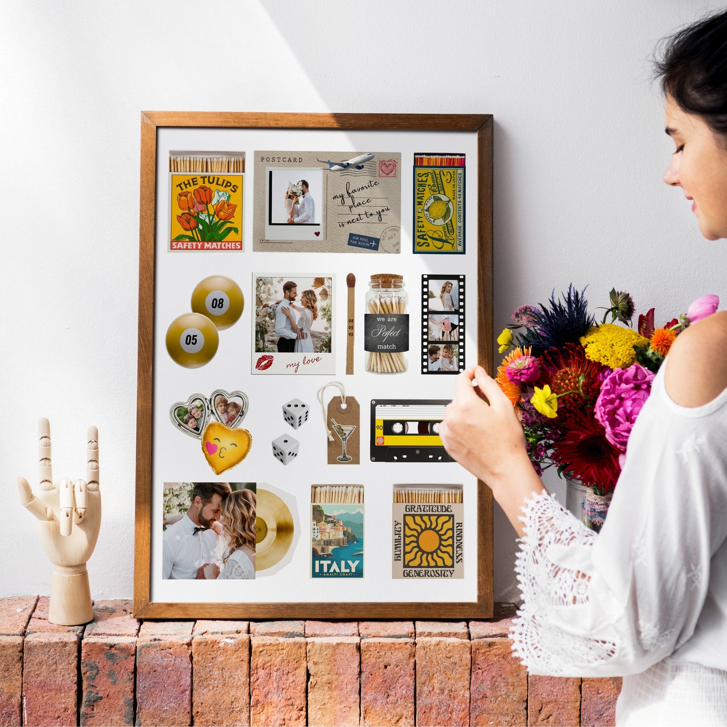 Modernes Matchbook-Poster in einem Holzrahmen, dekoriert in einem hellen Interieur mit Blumen und Accessoires.