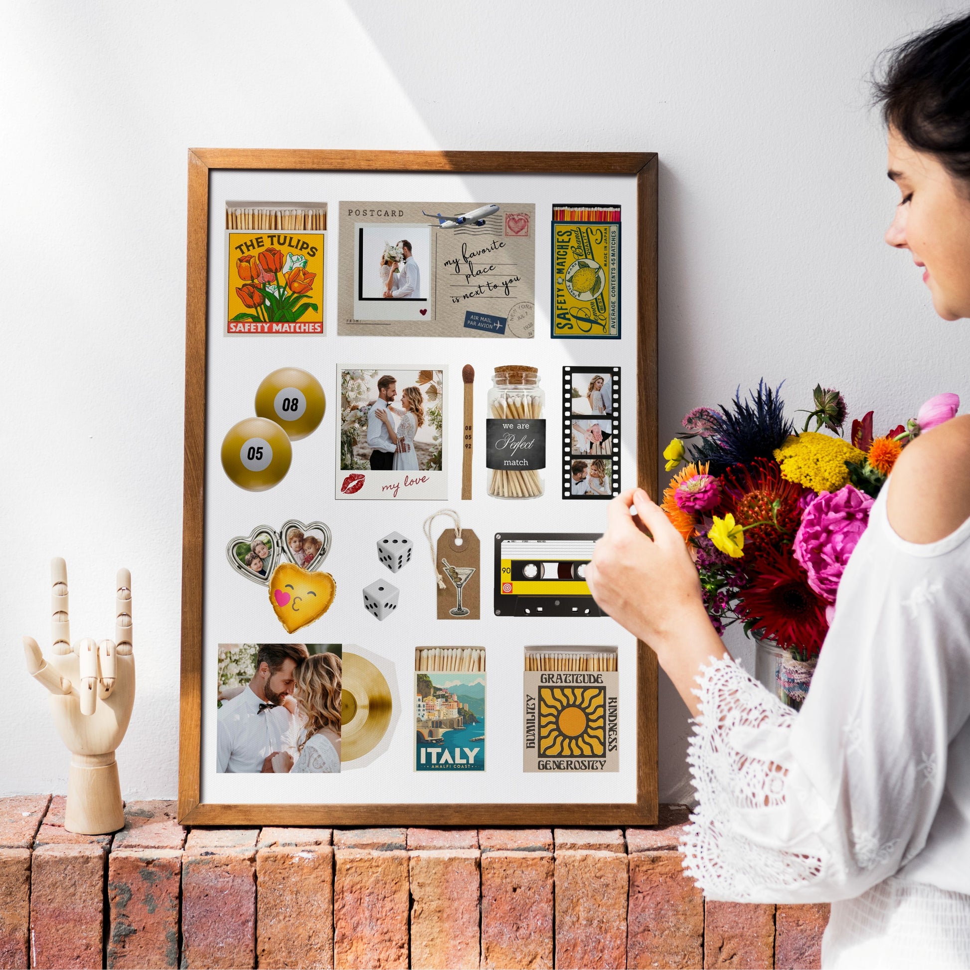 Modernes Matchbook-Poster in einem Holzrahmen, dekoriert in einem hellen Interieur mit Blumen und Accessoires.