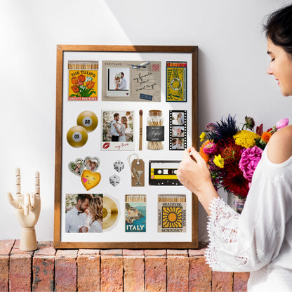 Modernes Matchbook-Poster in einem Holzrahmen, dekoriert in einem hellen Interieur mit Blumen und Accessoires.