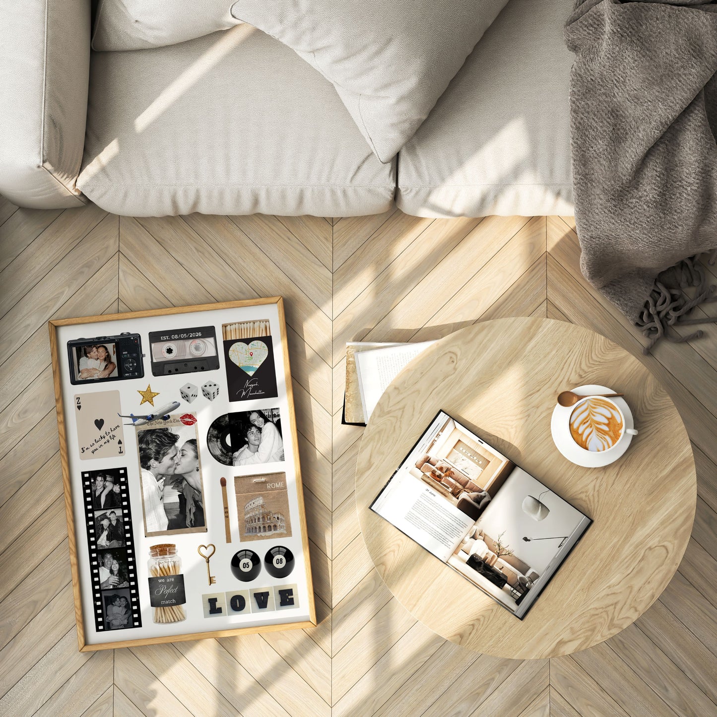 Personalisiertes Matchbook-Poster im Holzrahmen auf Parkettboden neben einem Couchtisch mit Kaffee und Magazin.
