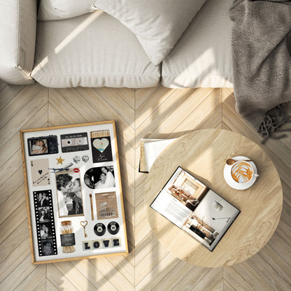 Personalisiertes Matchbook-Poster im Holzrahmen auf Parkettboden neben einem Couchtisch mit Kaffee und Magazin.