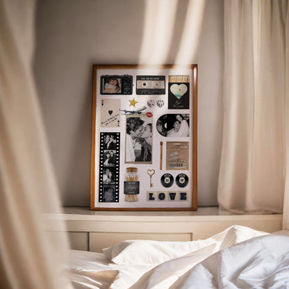 Gerahmtes personalisiertes Matchbook-Poster auf einem Sideboard im Schlafzimmer mit sanftem Lichteinfall und Bett im Vordergrund.