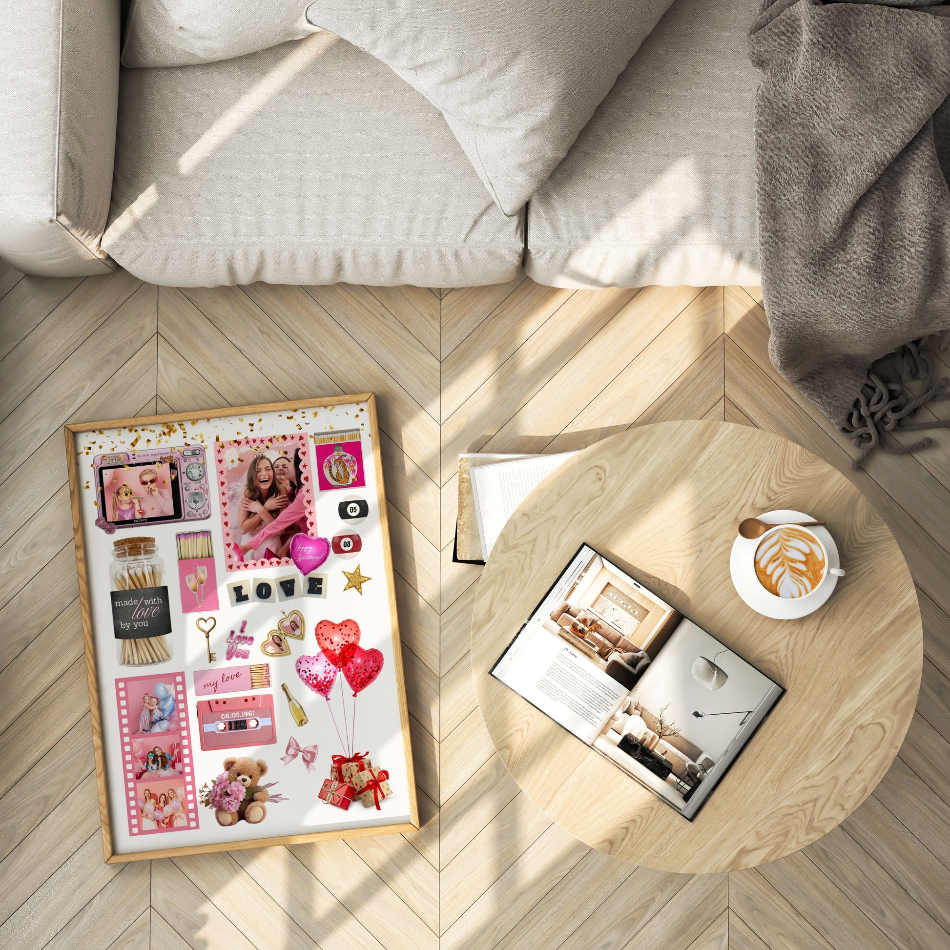 Personalisiertes Matchbook Poster im Holzrahmen auf Parkettboden neben modernem Couchtisch als minimalistische Wanddeko.