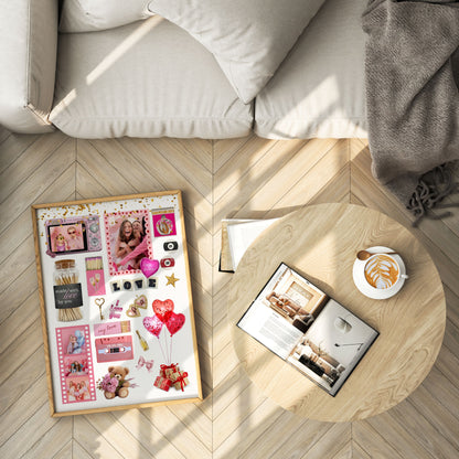 Personalisiertes Matchbook Poster im Holzrahmen auf Parkettboden neben modernem Couchtisch als minimalistische Wanddeko.