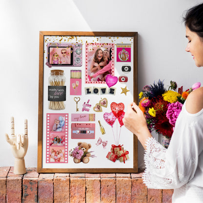 Eine Frau betrachtet ein gerahmtes, personalisiertes Matchbook Poster mit Fotocollage als moderne Wanddeko im Wohnbereich.