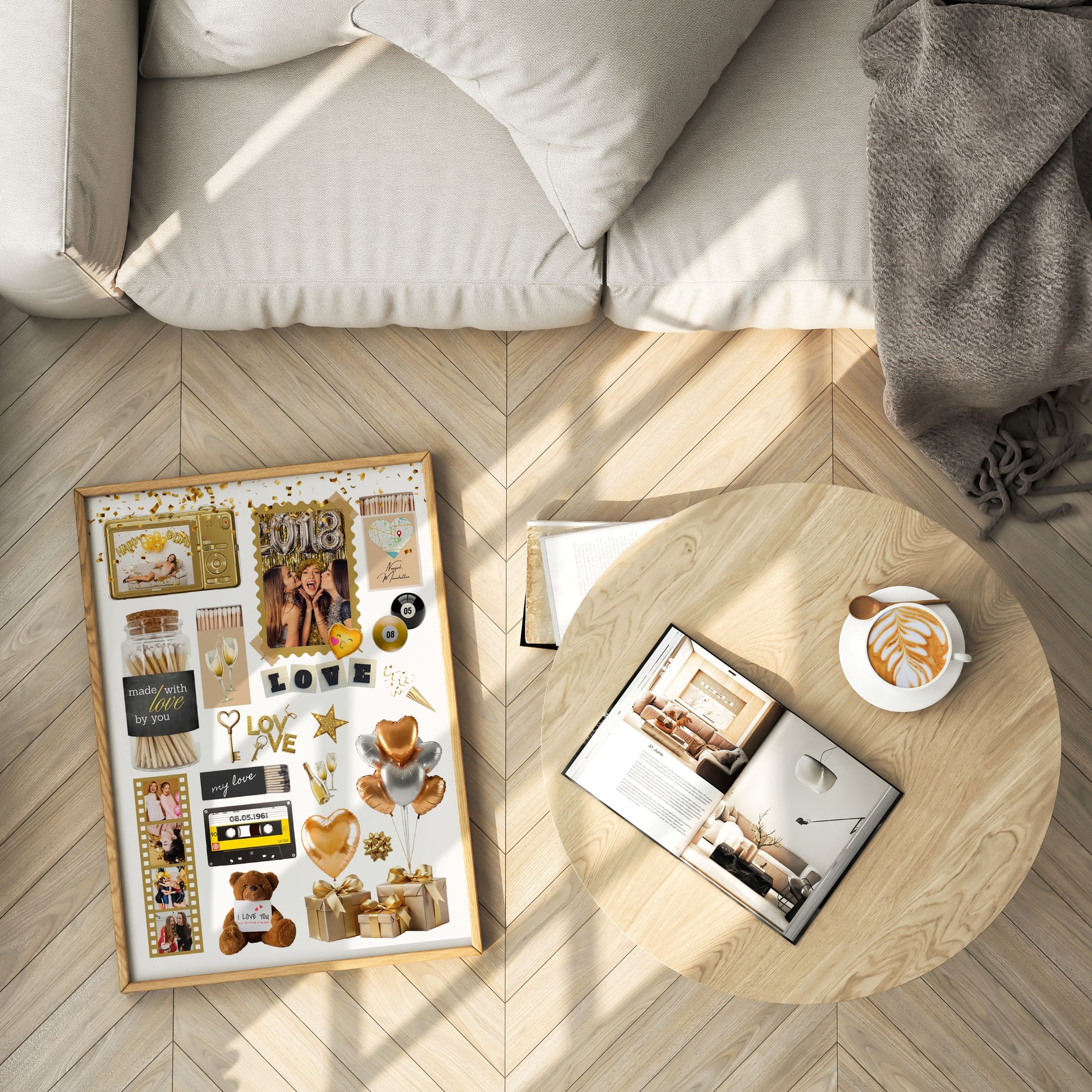 Gerahmtes Matchbook-Poster auf hellem Fischgrätenparkett neben einem Couchtisch mit Bildband und Kaffee.