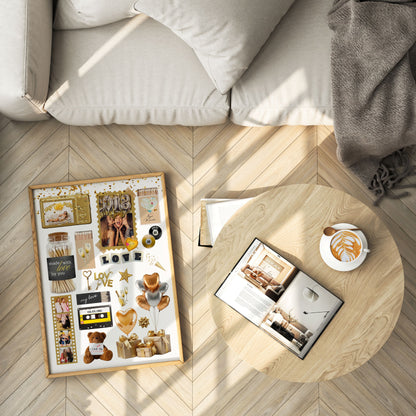 Gerahmtes Matchbook-Poster auf hellem Fischgrätenparkett neben einem Couchtisch mit Bildband und Kaffee.