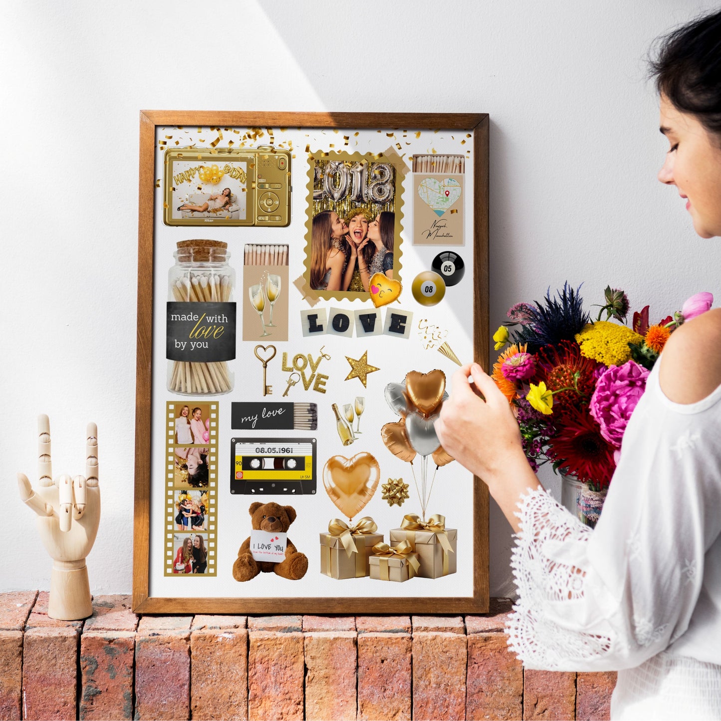 Eine Frau betrachtet ein gerahmtes, personalisiertes Matchbook-Poster mit Foto-Collage, das dekorativ auf einem Sims steht.