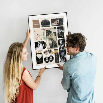 Ein Paar hält gemeinsam ein großes, gerahmtes Matchbook-Poster mit persönlichen Fotos und Streichholz-Grafiken.