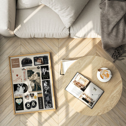 Personalisiertes Matchbook-Poster in einem Holzrahmen auf hellem Fischgrät-Parkett neben einem Couchtisch mit Kaffee.