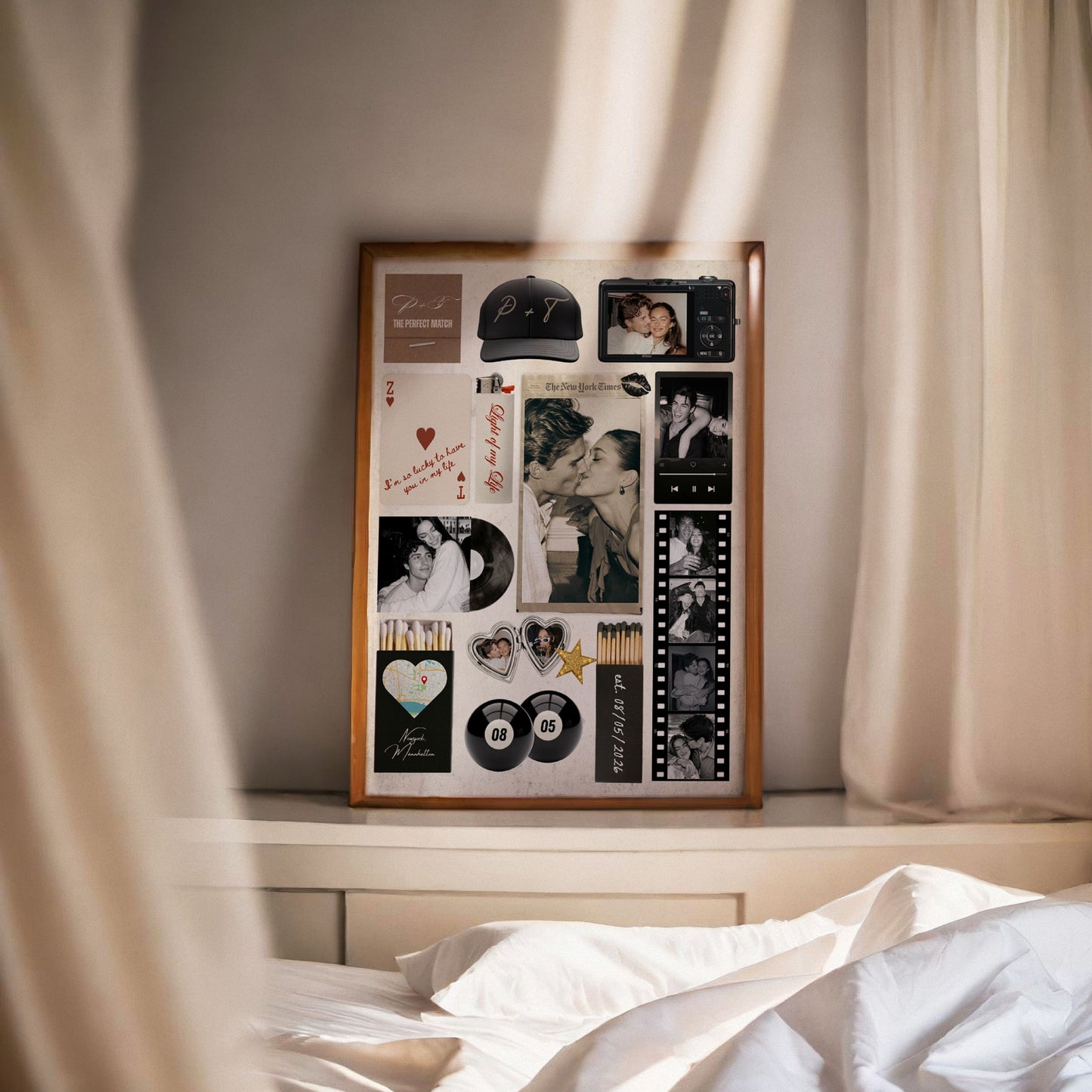 Gerahmtes, personalisiertes Matchbook-Poster auf einer Kommode im hellen Schlafzimmer bei natürlichem Sonnenlicht.
