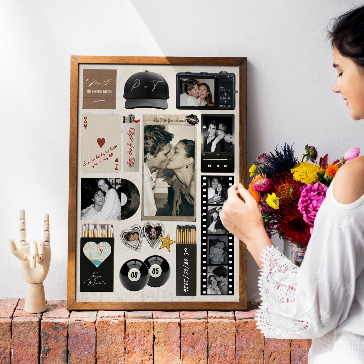 Gerahmtes Matchbook-Poster als Wanddeko neben einer Frau mit Blumenstrauß in einem hellen, modernen Interieur.