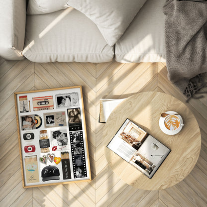 Personalisiertes Matchbook-Poster im Holzrahmen auf Parkettboden neben Sofa und Couchtisch mit Kaffeetasse.