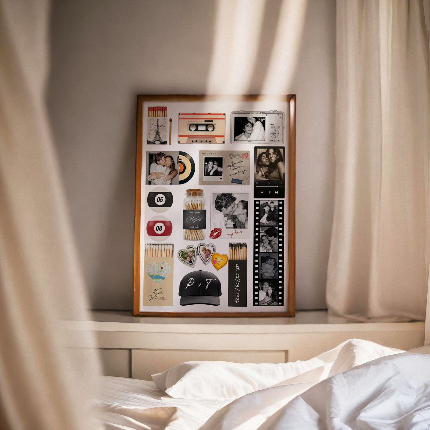 Gerahmtes, personalisiertes Matchbook-Poster auf einem Sideboard im hellen Schlafzimmer mit sanftem Lichteinfall.
