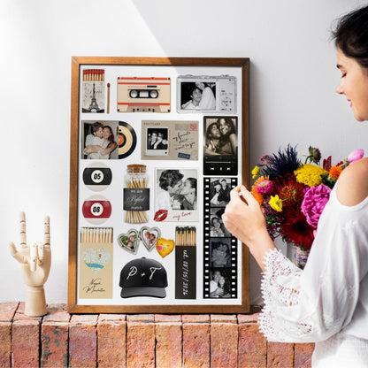 Personalisiertes Matchbook-Poster in einem Holzrahmen, dekoriert mit Blumen als ästhetisches Wandbild zur Hochzeit.