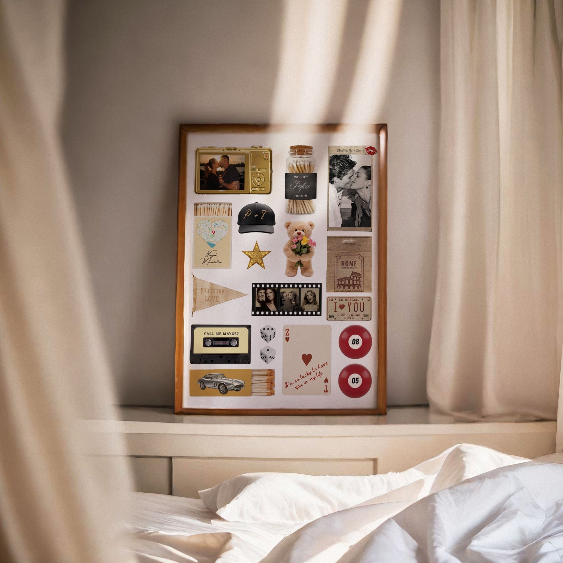 Personalisiertes Matchbook-Poster im Holzrahmen auf einem Sideboard im Schlafzimmer mit sanftem Lichteinfall.