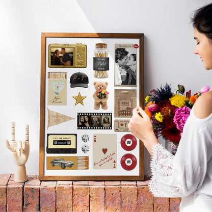 Eine Frau betrachtet das gerahmte, personalisierte Matchbook-Poster mit Paarfotos als ästhetische Wanddeko im Wohnbereich.