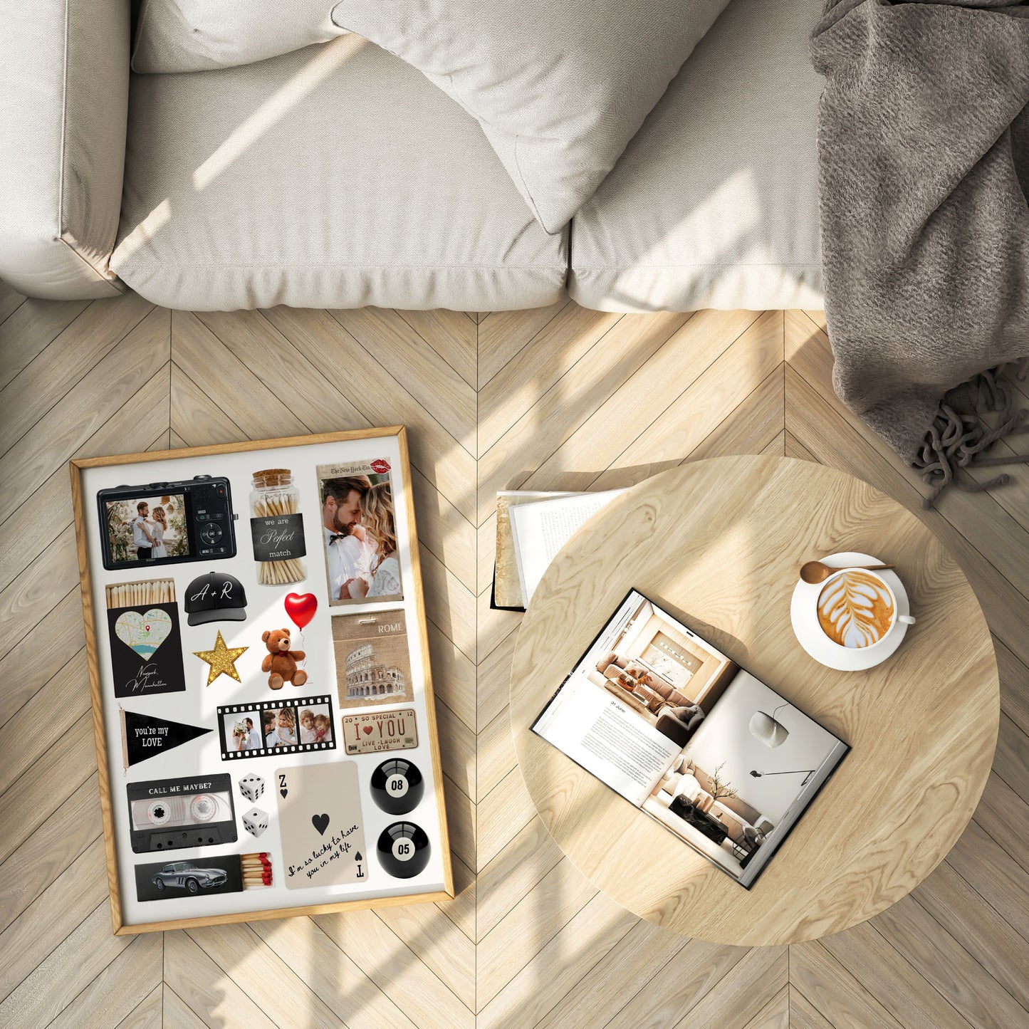 Personalisiertes Matchbook-Poster im Holzrahmen auf Parkettboden neben Sofa, Couchtisch und Kaffee als edle Wanddeko.