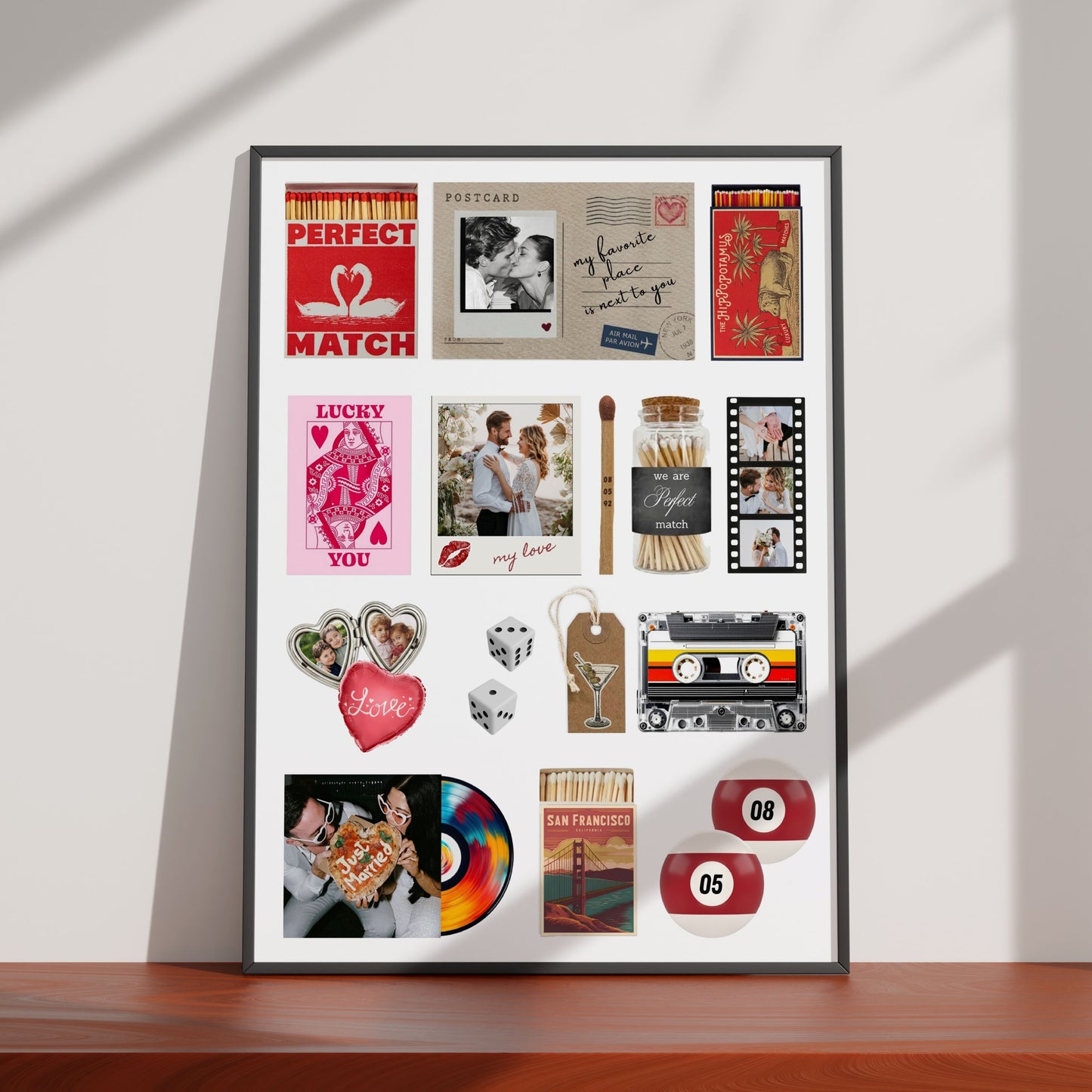 Personalisiertes Matchbook-Poster im schwarzen Rahmen mit individuellen Fotos, Retro-Streichholzschachteln und Wanddeko.