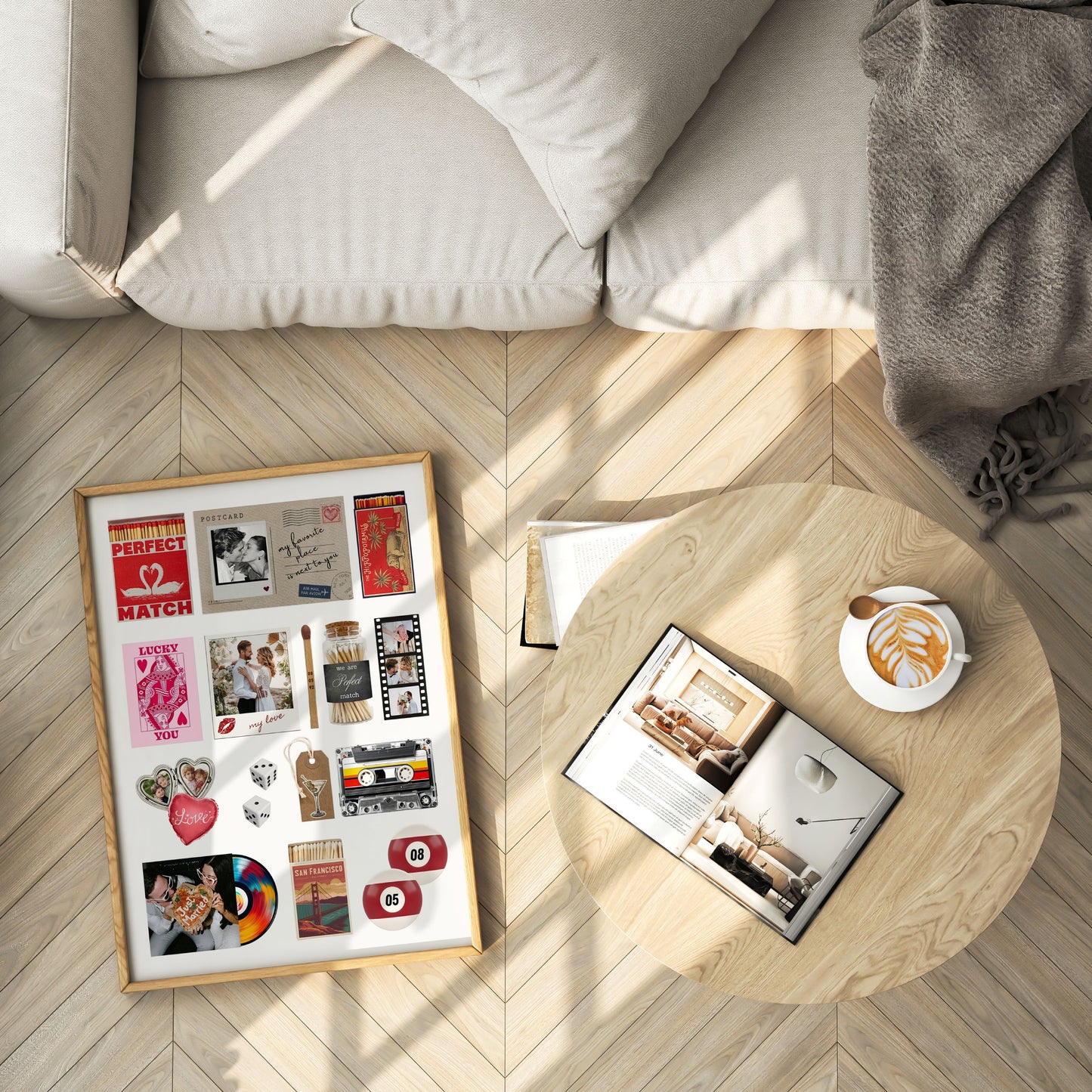 Personalisiertes Matchbook-Poster im Holzrahmen auf Parkettboden neben Sofa, Couchtisch und einer Tasse Kaffee.