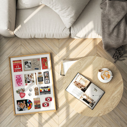 Personalisiertes Matchbook-Poster im Holzrahmen auf Parkettboden neben Sofa, Couchtisch und einer Tasse Kaffee.