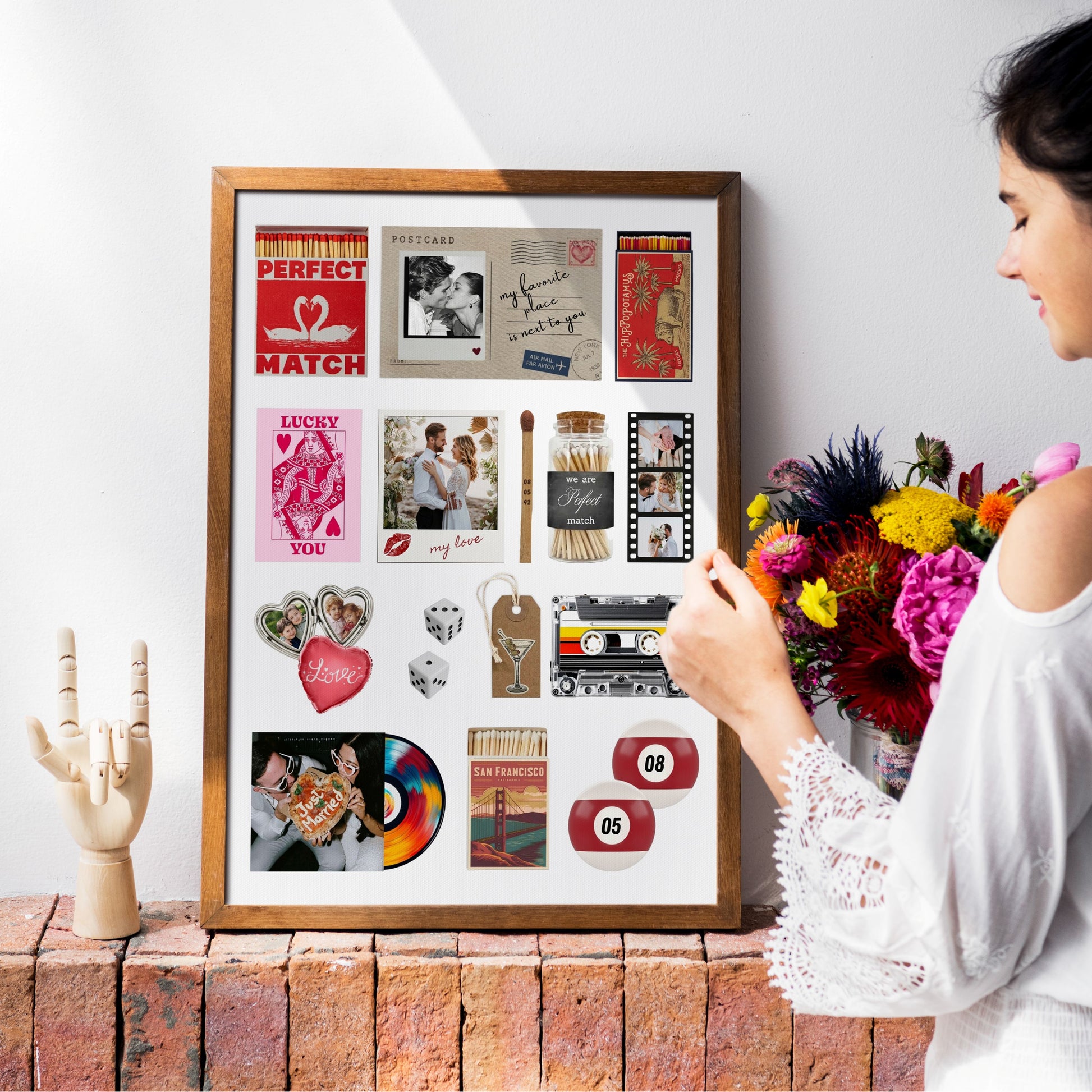 Frau mit Blumenstrauß betrachtet ein gerahmtes, personalisiertes Matchbook-Poster als ästhetische Wanddeko.
