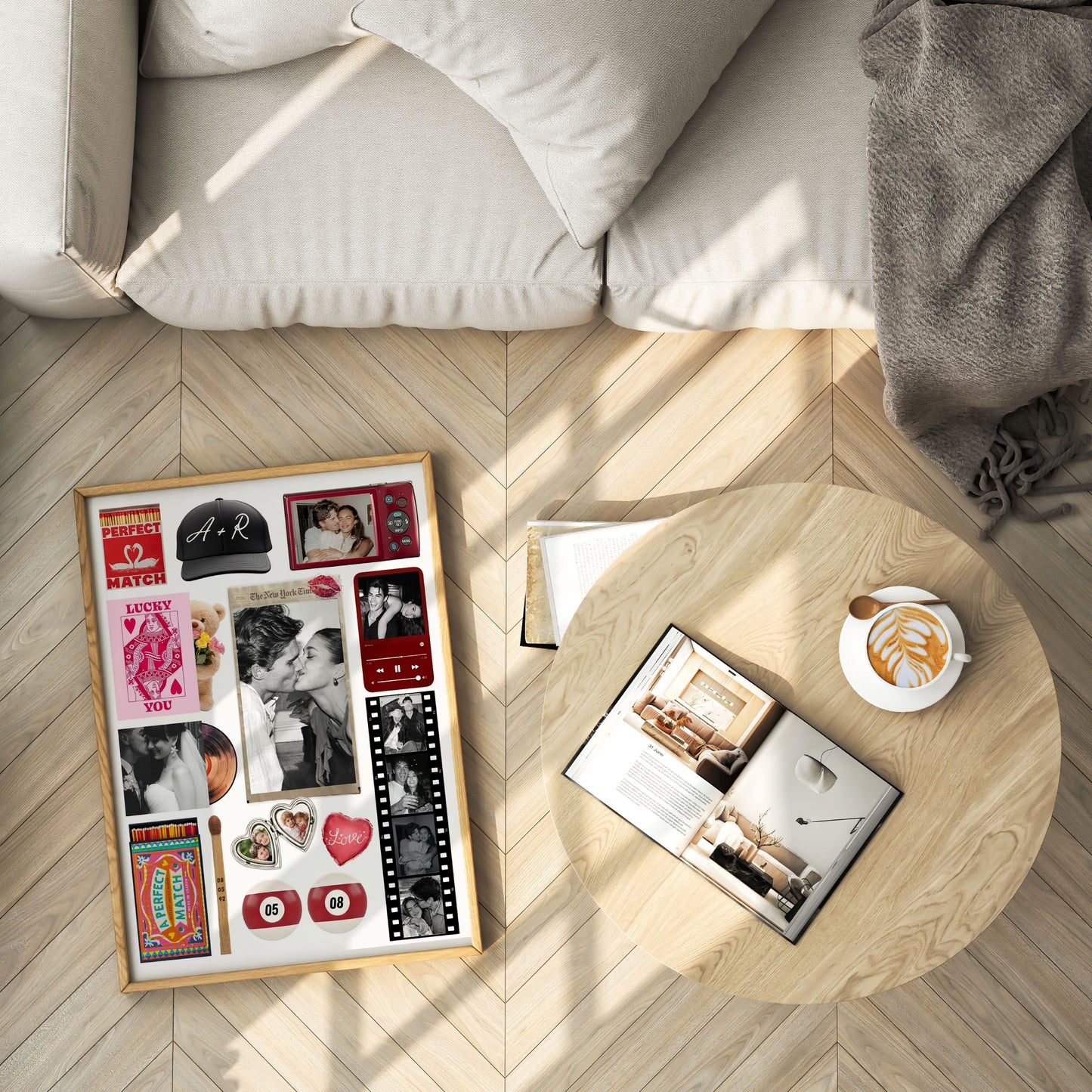 Personalisiertes Matchbook-Poster in einem Holzrahmen auf dem Boden neben einem Couchtisch mit Kaffee und Magazin.