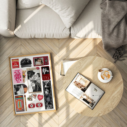 Personalisiertes Matchbook-Poster in einem Holzrahmen auf dem Boden neben einem Couchtisch mit Kaffee und Magazin.