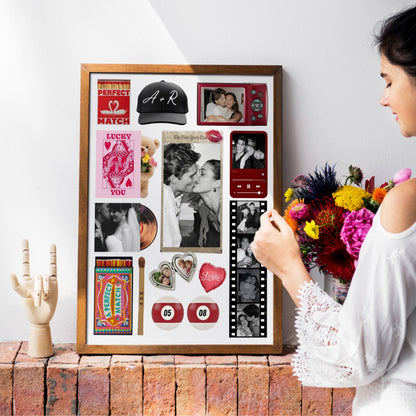 Eine Frau betrachtet ein gerahmtes, personalisiertes Matchbook-Poster mit Fotos und Collagen-Elementen an einer Wand.