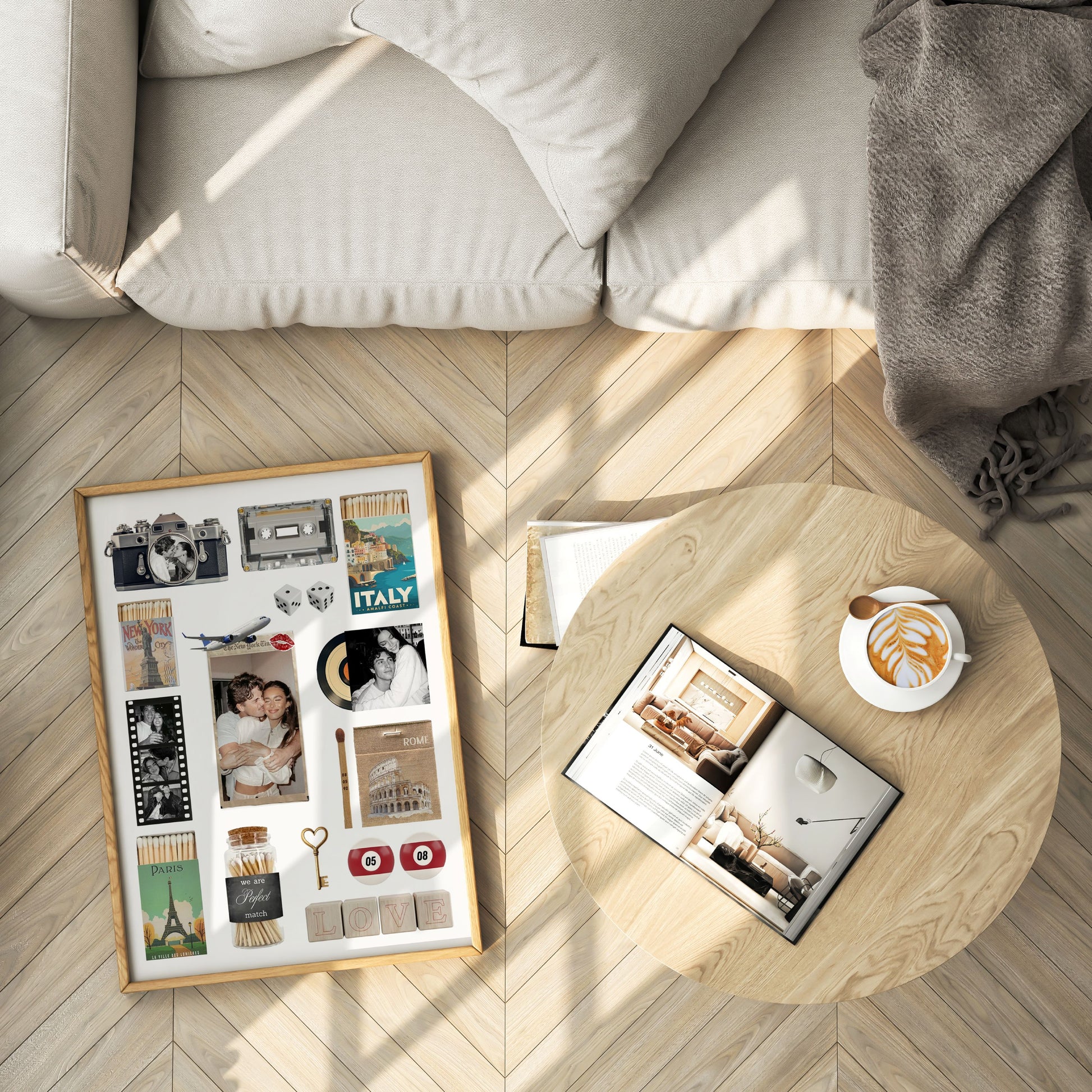 Personalisiertes Matchbook Poster in einem Holzrahmen auf hellem Fischgrät-Parkett neben einem Couchtisch mit Kaffee.