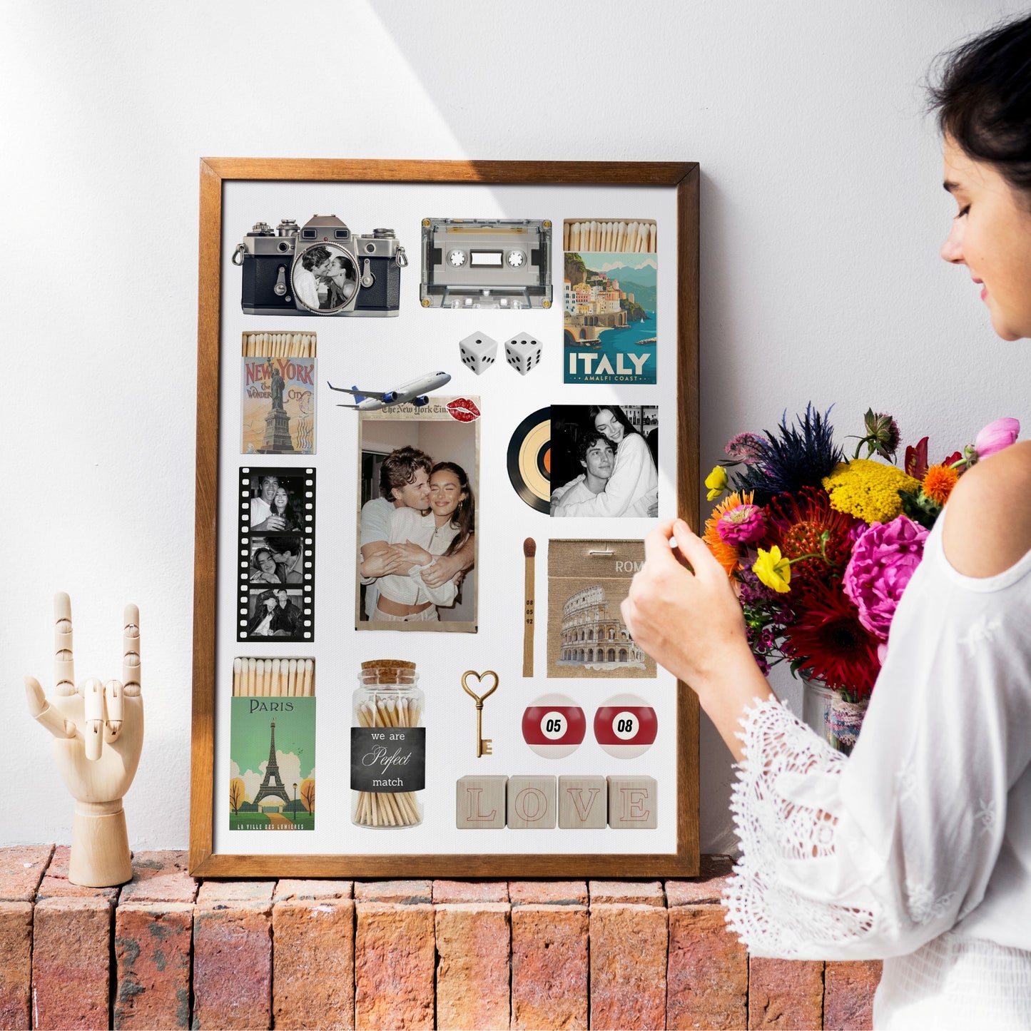 Personalisiertes Matchbook Poster in einem Holzrahmen auf einer Ziegelwand neben einer Frau mit Blumenstrauß.
