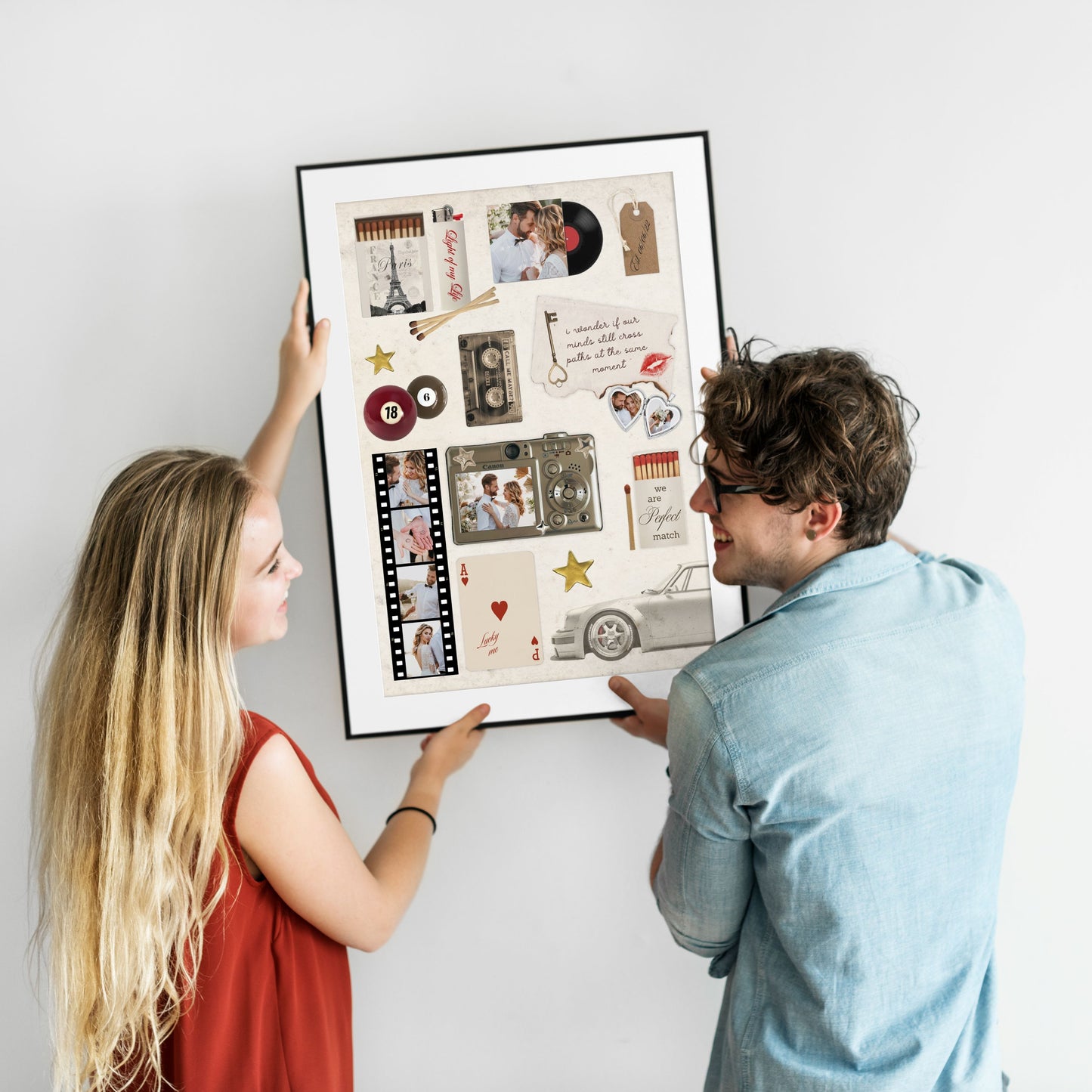 Ein Paar hängt gemeinsam ein großes, gerahmtes Matchbook Poster mit persönlichen Fotomomenten an eine weiße Wand.