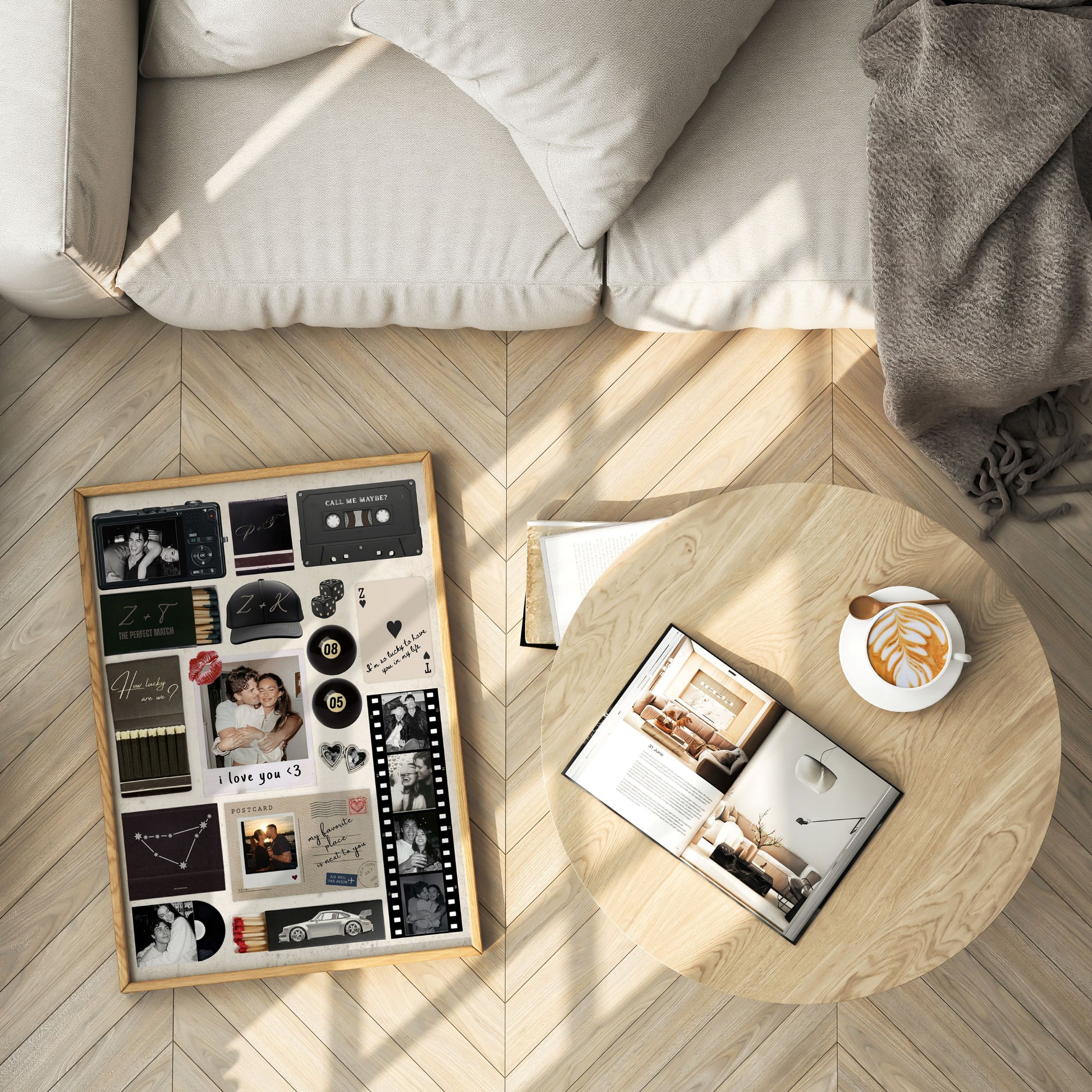Ein gerahmtes personalisiertes Matchbook-Poster auf einem Holzfußboden neben einem Couchtisch als moderne Wanddeko.