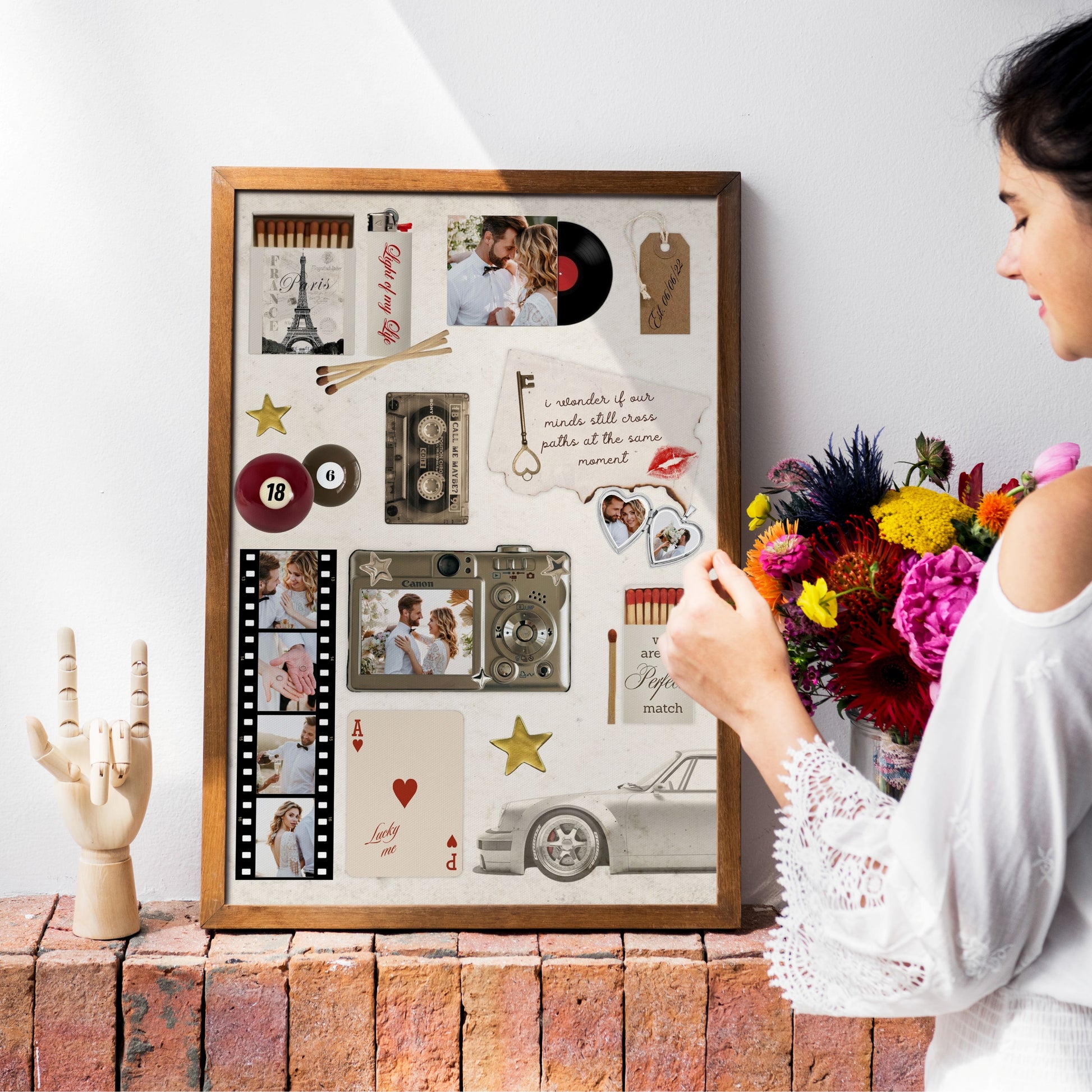 Frau betrachtet ein gerahmtes Matchbook Poster mit persönlichen Fotos als Wanddeko auf einem rustikalen Sideboard.