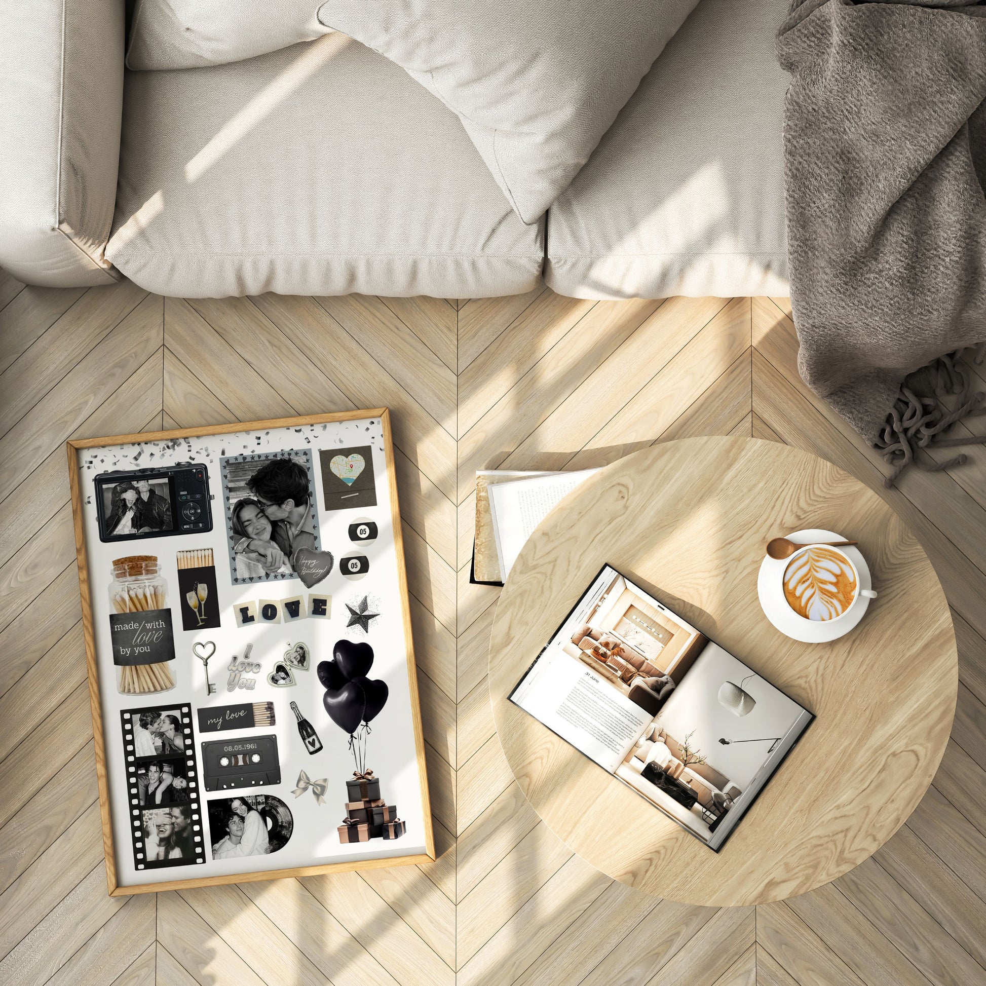 Personalisiertes Matchbook-Poster im Holzrahmen auf Parkettboden neben Couch, Couchtisch und einer Tasse Kaffee.