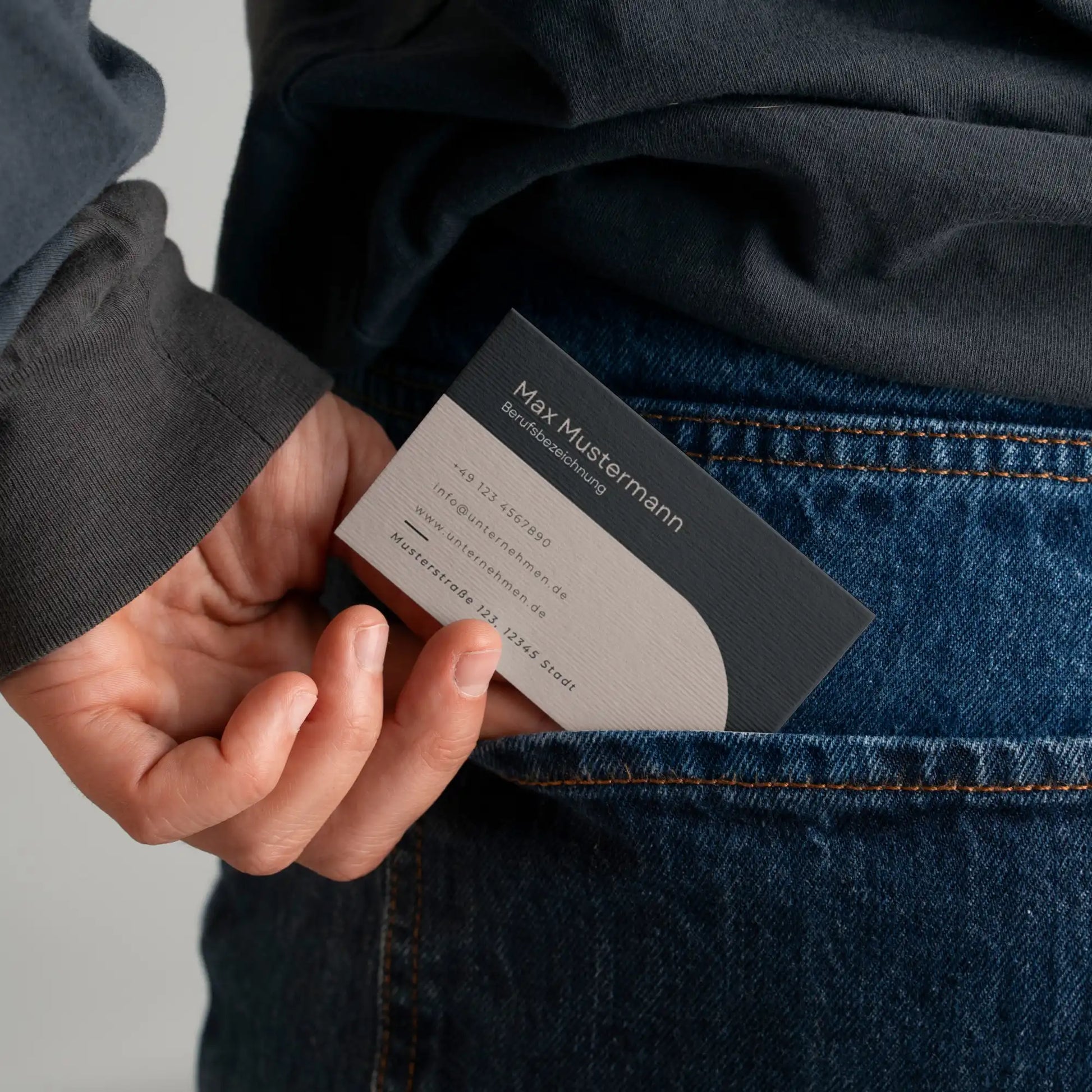 Minimalistische Visitenkarten Vorlage im handlichen Format mit Vorderseite in Schwarz und Beige, Canva Vorlage für Europa und USA/Kanada – Louvion.de