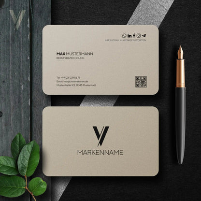 Minimalistische Visitenkarten Vorlage in Beige mit Vorder- und Rückseite, Logo, QR-Code und klar strukturiertem Layout als Canva Vorlage für Unternehmen und Selbstständige – Louvion.de