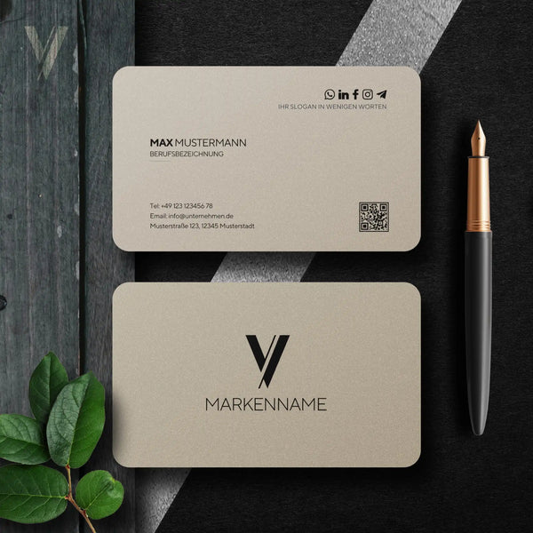 Minimalistische Visitenkarten Vorlage in Beige mit Vorder- und Rückseite, Logo, QR-Code und klar strukturiertem Layout als Canva Vorlage für Unternehmen und Selbstständige – Louvion.de