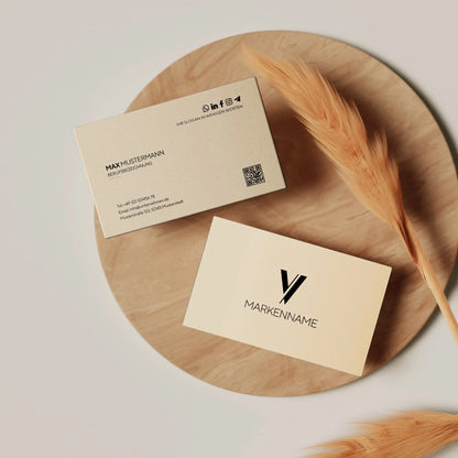Minimalistische Visitenkarten Vorlage in Beige mit Vorder- und Rückseite, Logo, QR-Code und klarer Gestaltung als personalisierbare Canva Vorlage für Unternehmen und Selbstständige – Louvion.de