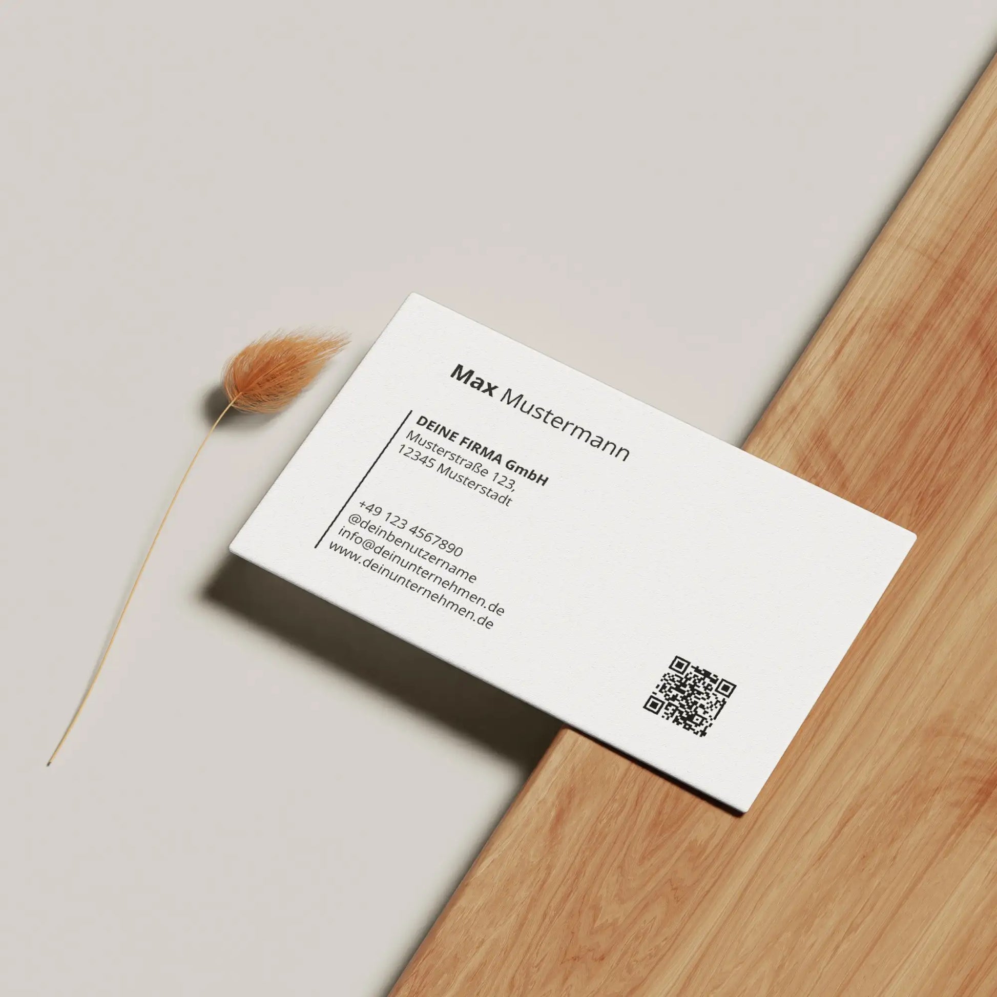 Minimalistische Visitenkarten Vorlage in Canva bearbeiten, Texte, Logo, Farben und QR-Code einfach anpassen und als PDF exportieren – Louvion.de