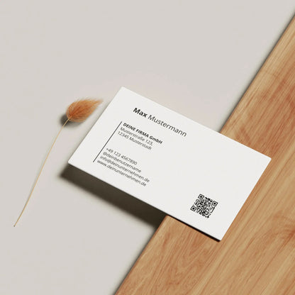 Minimalistische Visitenkarten Vorlage in Canva bearbeiten, Texte, Logo, Farben und QR-Code einfach anpassen und als PDF exportieren – Louvion.de