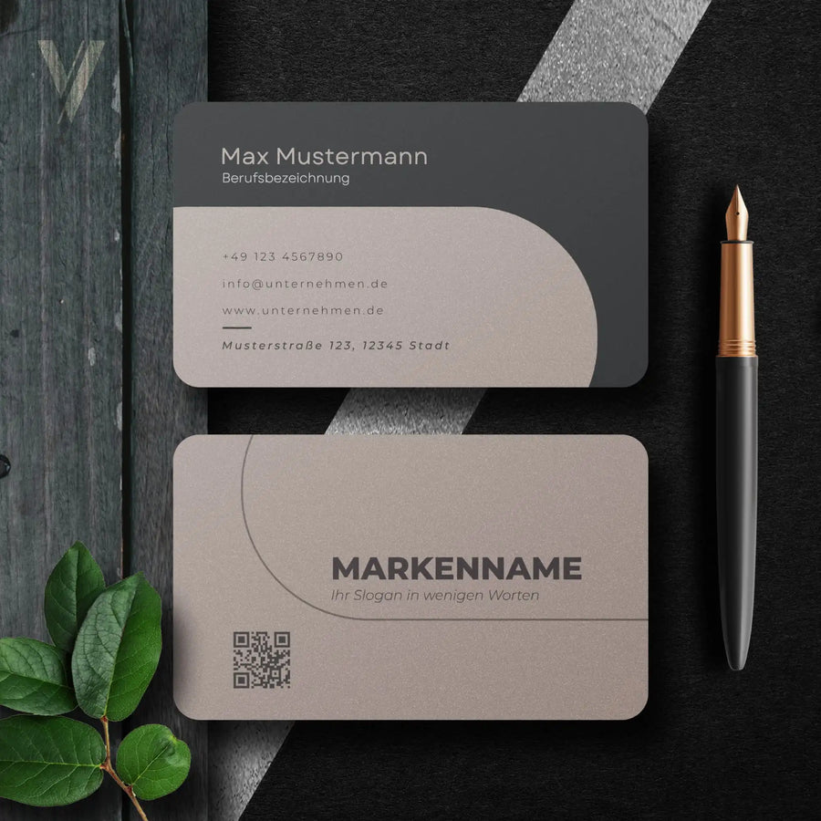 Minimalistische Visitenkarten Vorlage in Schwarz und Beige mit Vorder- und Rückseite, abgerundeten Ecken, QR-Code und Logo für Europa sowie USA/Kanada in Canva – Louvion.de