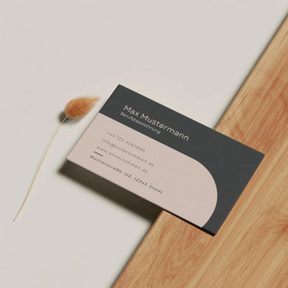 Minimalistische Visitenkarten Vorlage in Schwarz und Beige mit klarer Typografie und moderner Gestaltung für Canva, Vorderseite für Europa und USA/Kanada – Louvion.de