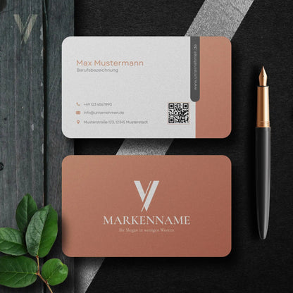 Minimalistische Visitenkarten Vorlage in Terrakotta mit Vorder- und Rückseite, QR-Code, Logo sowie modernem Layout für Europa und USA/Kanada, personalisierbar in Canva – Louvion.de
