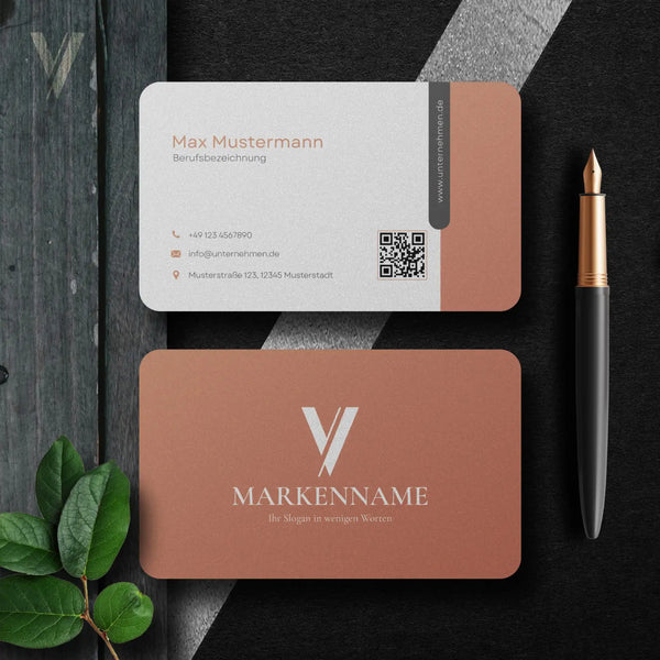 Minimalistische Visitenkarten Vorlage in Terrakotta mit Vorder- und Rückseite, QR-Code, Logo sowie modernem Layout für Europa und USA/Kanada, personalisierbar in Canva – Louvion.de